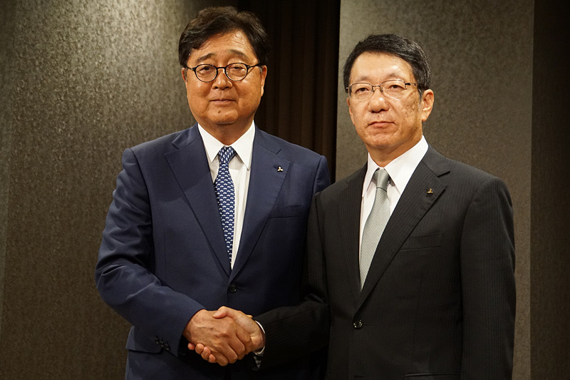 三菱自動車工業株式会社の新CEOとなる加藤隆雄氏（現PT Mitsubishi Motors Krama Yudha Indonesia 取締役社長）（写真右）と、CEOを退任して取締役会長 執行役となる益子修氏（現取締役会長 CEO)（写真左）