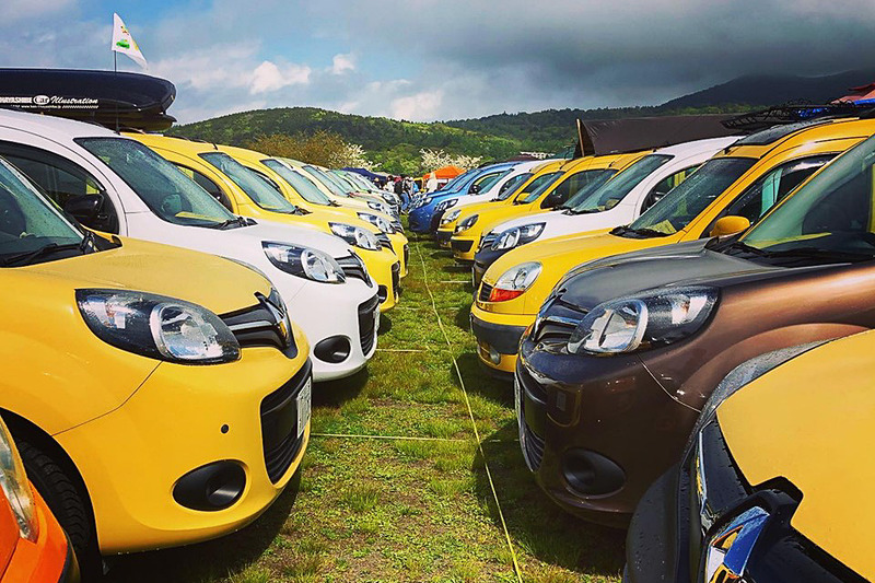 第11回「ルノー・カングー・ジャンボリー2019」には、2018年をはるかに上まわるカングーが大集合！　色とりどりのカングーが並ぶと、それだけでウキウキしてしまうのが不思議です