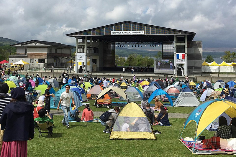朝9時30分にスタートしたオープニングイベントは、芝生でくつろぎながらたくさんの人が見てくれました。ち～さいですが、ステージ上で喋っているのが私です（笑）