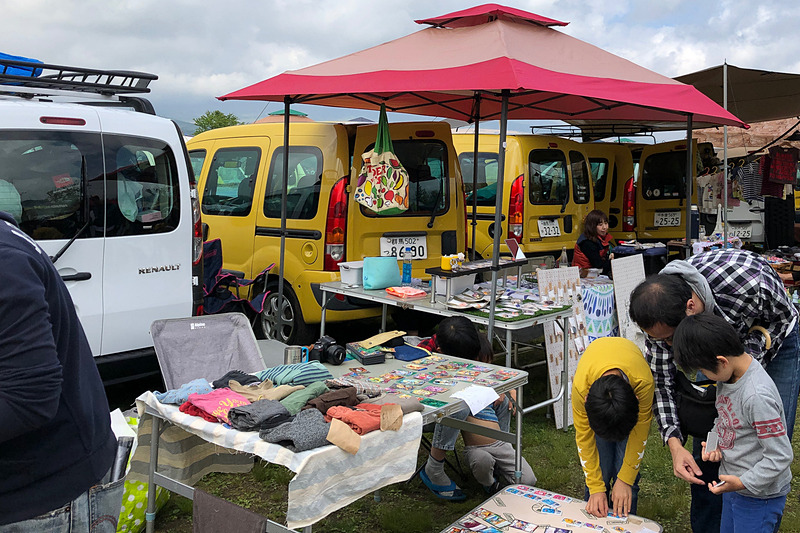 フリーマーケット会場は、こんな感じでいろんなものが並べられていて、見て歩くだけで楽しい♪　売る人も買う人も「カングー好き」という共通点があるので、交渉成立しやすいのかな？　あちこちで話に花が咲き、とってもフレンドリーな雰囲気でいっぱいです