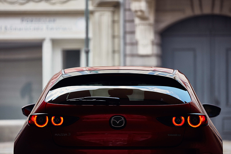 テールランプは4灯の丸形ランプとし、前方へ向かうようなグラデーション発光を採用