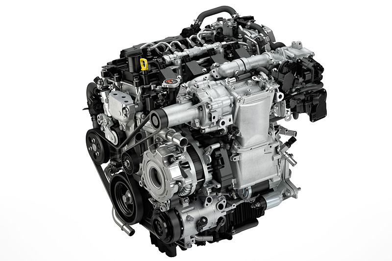 ガソリンエンジンで圧縮着火する世界初のSKYACTIV-X。詳細は未定だが、参考値として排気量は1997cc、ボア×ストロークは83.5mm×91.2mm、圧縮比は15.0となっている