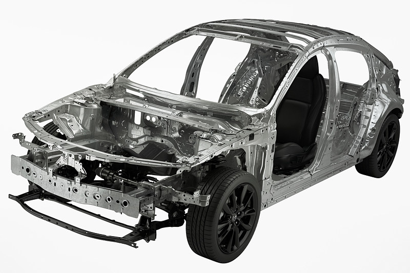 人間の足に代わって路面からの入力を滑らかに骨盤に伝えるボディとシャシー