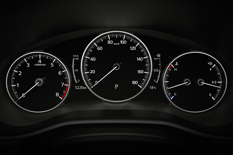 メーターフード内には7インチTFT液晶メーター