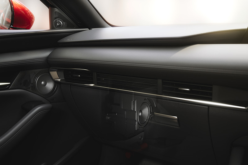 ウーファーはエンクロージャーと組み合わせてカウルサイドに配置。中高域のスピーカーは直接的に耳に届く位置へレイアウト