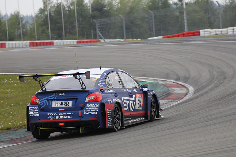 路面コンディションが変化していくなか、SUBARU WRX STIはタイヤテストも行ないながら走行を続け、ノートラブルで予選レースを走破した
