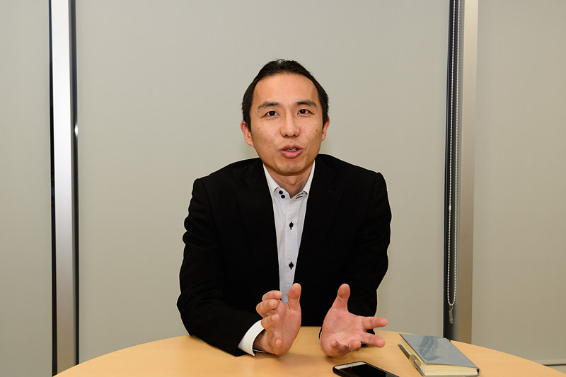 鈴鹿サーキットを運営する株式会社モビリティランドの広報 原口経史氏。鈴鹿 2＆4開催時に鈴鹿スマートICについて聞いた。鈴鹿PAには、鈴鹿サーキットと連携したコーナーもあるとのこと