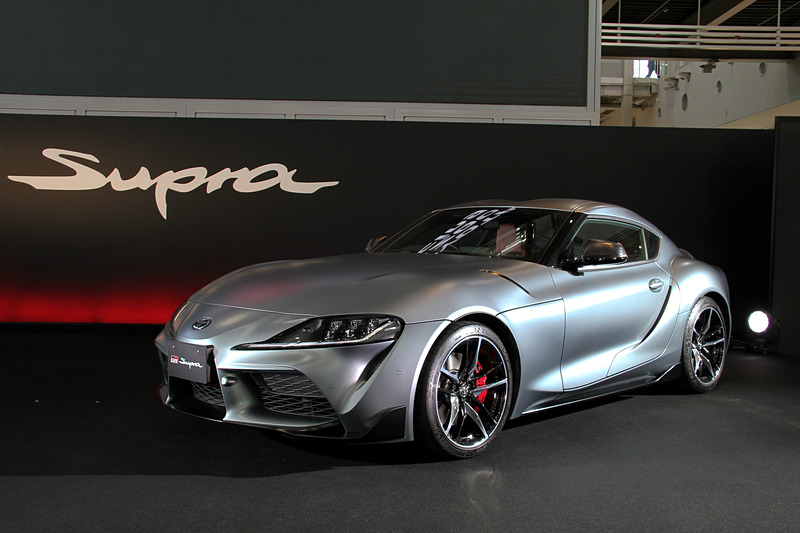 写真の「RZ」のボディサイズは4380×1865×1290mm（全長×全幅×全高）でホイールベースは2470mm。車両重量は1520kg