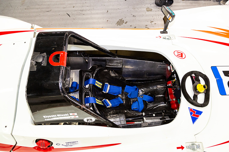 VITA-01のコクピットまわり。5速MTのシフトノブはドライバーの右側にレイアウトされる