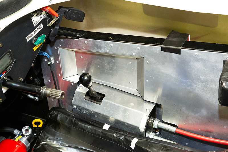 VITA-01のコクピットまわり。5速MTのシフトノブはドライバーの右側にレイアウトされる