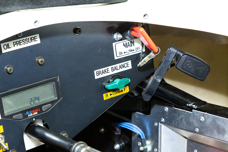 ブレーキパッドの選択は自由で、コクピットにはブレーキバランスを調整するスイッチが備わる