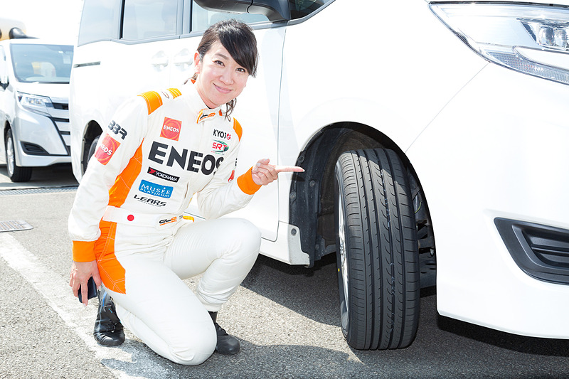 横浜ゴムは「BlueEarth RV-02」をミニバンに履かせて外周路を走る試走会を実施