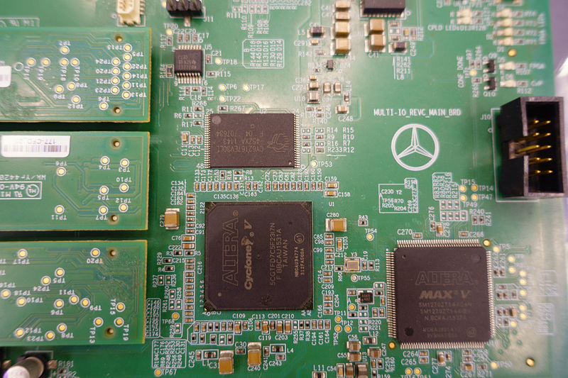 インテルのFPGAを使って開発できる