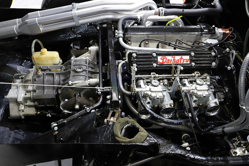 ダイハツ P-5は、「Daihatsu」の文字が入った直列4気筒 DOHC 1.3リッター水冷エンジンが見られる状態で展示。ブースのスタッフに声をかけると「必要なものだけをレイアウトした」という、いたってシンプルな室内も見ることができた