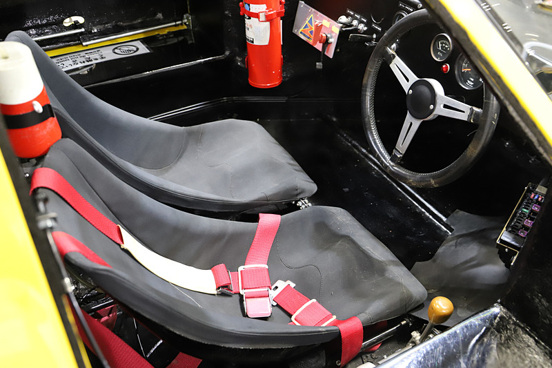 ダイハツ P-5は、「Daihatsu」の文字が入った直列4気筒 DOHC 1.3リッター水冷エンジンが見られる状態で展示。ブースのスタッフに声をかけると「必要なものだけをレイアウトした」という、いたってシンプルな室内も見ることができた