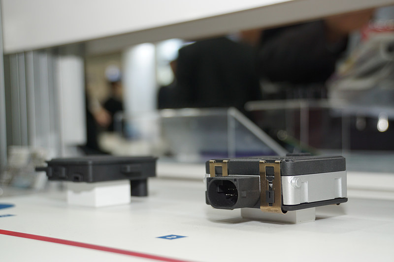 次世代レーダーは、現行品から約30%小型化、厚さは33mmから19mmに薄型化