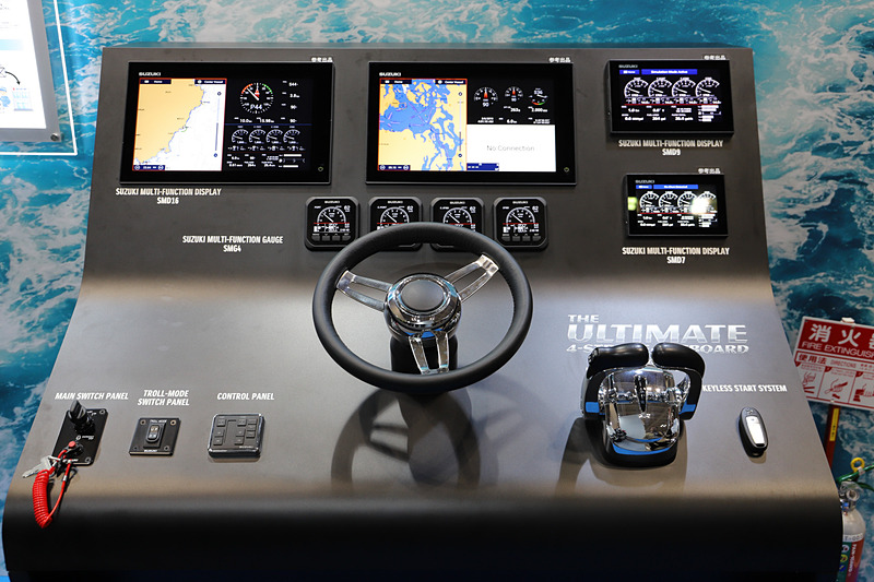 船外機のエンジンにQRコードを設定。マルチファンクションディスプレイに表示される3つのQRコードをSDSMで読み取ると、エンジンの稼働時間などの簡単な情報がスマホで確認できる