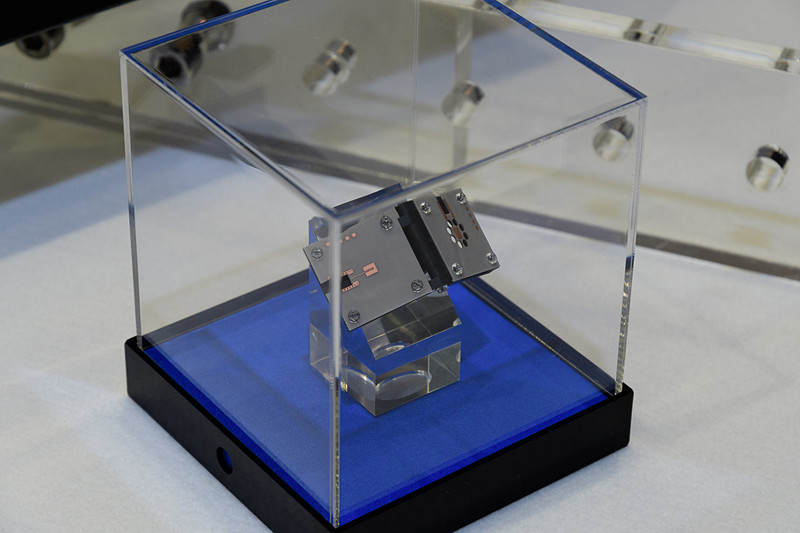 NTTドコモ/AGC/エリクソン・ジャパンが展示していた5G対応アンテナ。28GHzという高周波に対応する。波長の長さが短く、ガラスの厚さとの調整が難しいとのこと