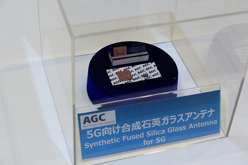こちらは、先を見据えて開発しているNTTドコモ/AGC/エリクソン・ジャパンの5G向け石英ガラスアンテナ