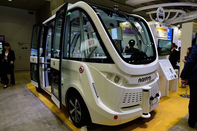 ソフトバンクグループのSBドライブは自動運転バス NAVYA ARMAを展示。試乗会も開催している