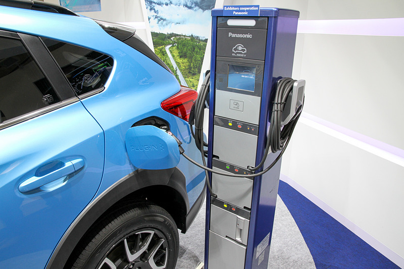 車両の左リアフェンダー部に充電用コネクターがある