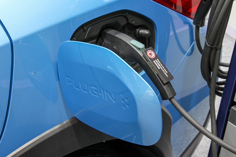 充電用コネクターのリッドには「PLUG-IN」のロゴが