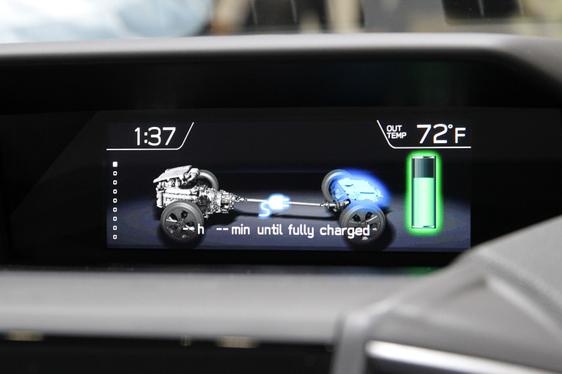 マルチインフォメーションディスプレイにはハイブリッドシステムの作動状態が表示されていた