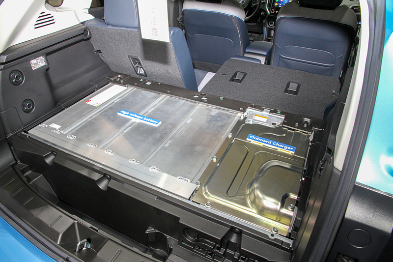 ラゲッジの床下にバッテリーが搭載されるため、ラゲッジ部分の床が高くなっている