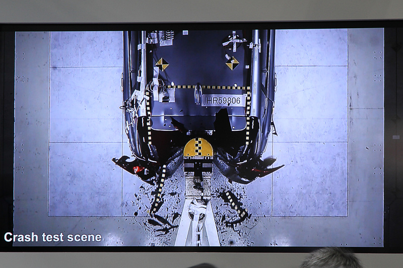 後部衝突試験を実施し、バッテリーなどの安全性が確保されていることを確認