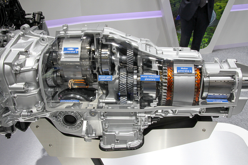 2つのモーターを組み込んだCVT。写真左側のモーター（MG1）がエンジン始動やHV走行時の回生を主に行ない、右側のモーター（MG2）がEV走行時を含めた駆動力や減速時の回生などを主に行なう