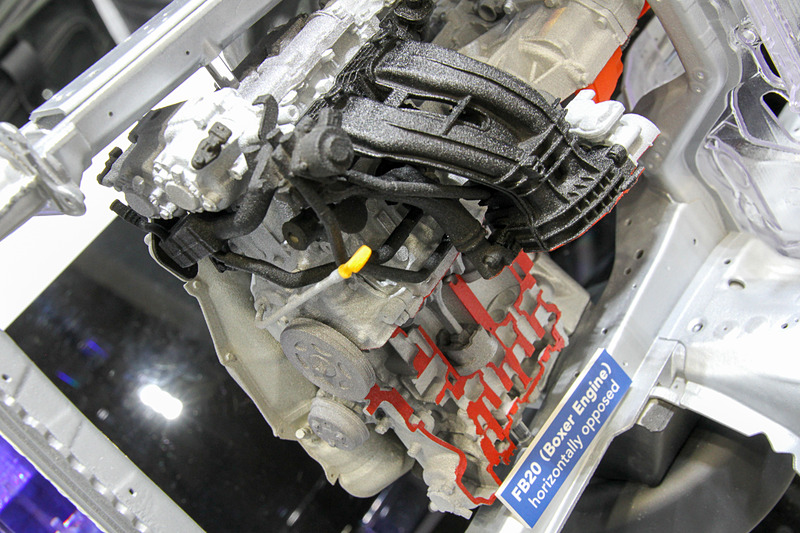 クロストレック ハイブリッドの4分の1スケールカットモデル。ハイブリッドとなっても左右対称のシンメトリカルな配置になっていることが分かる