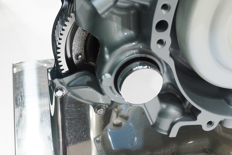 この軸にあるベアリングは低フリクションのボールベアリングに変更している