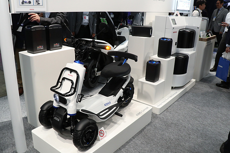 ホンダブースで世界初公開された3輪EVのパーソナルモビリティ「ESMO Concept」と、再生可能エネルギーを有効活用するための最新電動化技術