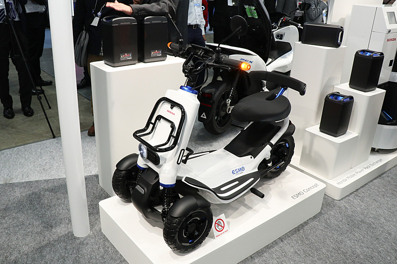 「シニアカー」に分類されるESMO Conceptだが、バギーテイストのアクティブな外観デザインを採用する