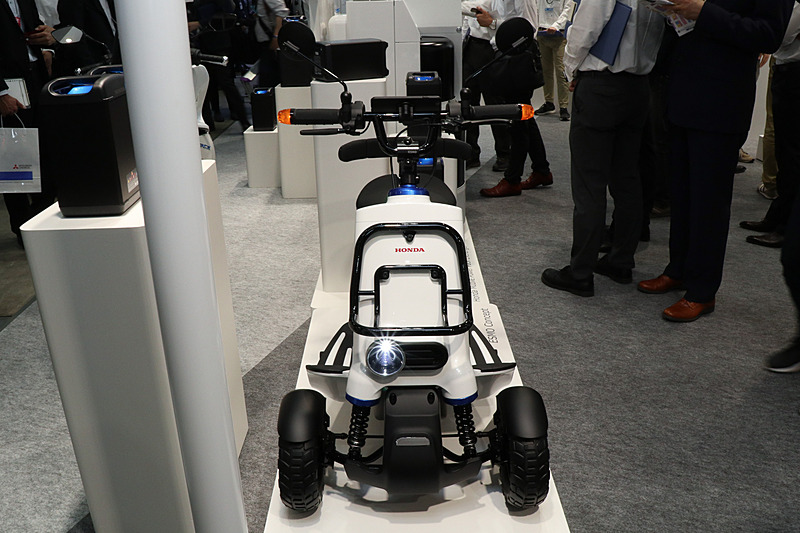 「シニアカー」に分類されるESMO Conceptだが、バギーテイストのアクティブな外観デザインを採用する