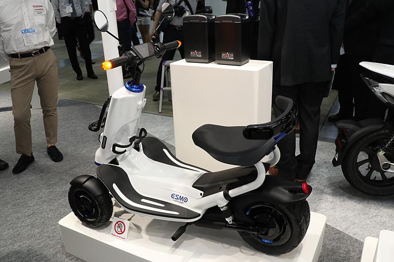 「シニアカー」に分類されるESMO Conceptだが、バギーテイストのアクティブな外観デザインを採用する