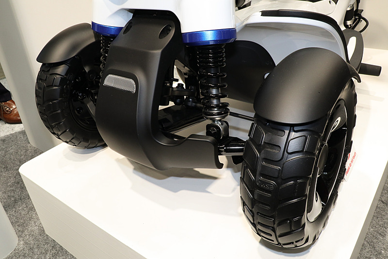 ヘッドライト脇のホーン用スリットや専用タイヤのパターンなどで、3輪EVの3を意匠化。ボディの要所に設定されたリフレクターなども法規準拠となっている