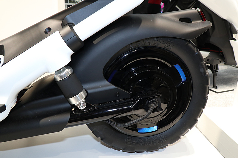 リアタイヤがインホイールモーターとなっており、最高速は6km/h。約45kmの航続距離を実現する