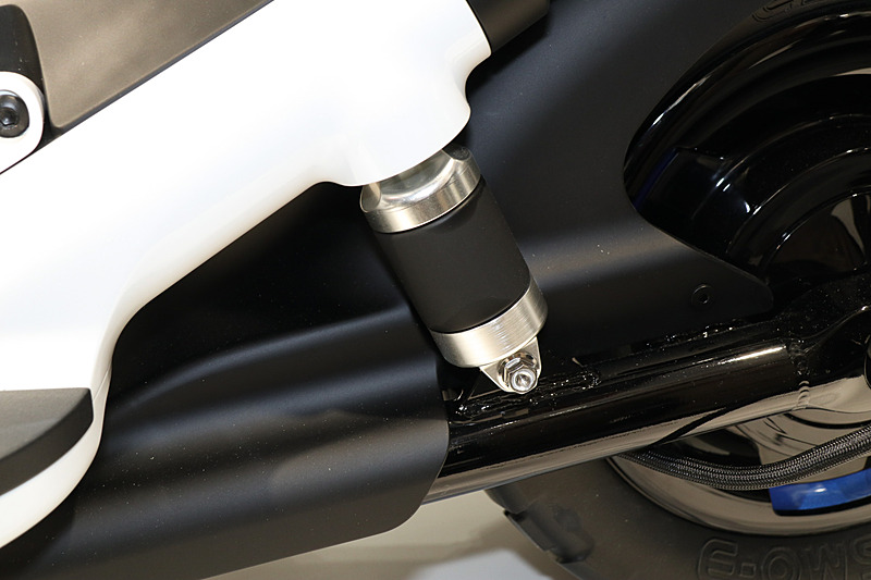 最高速が6km/hということで、リアタイヤのサスペンションには樹脂ブッシュを使用。「少しでもコストを下げて車両価格を抑えられるよう、さまざまな面で工夫している」とのこと