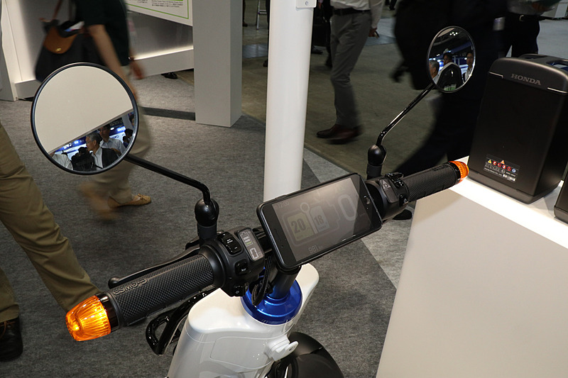 ミラーは「モトコンポ」純正品を流用。ハンドルバーの両サイドがウインカーになっている