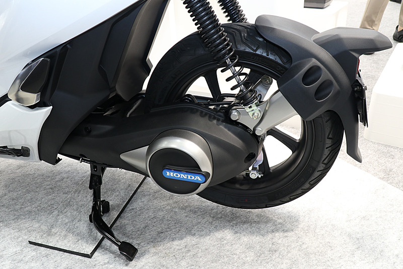 最高出力4.2kW（5.7PS）/5500rpm、最大トルク18Nm（1.8kgfm）/500rpmを発生する「EF01M」型モーターで後輪を駆動