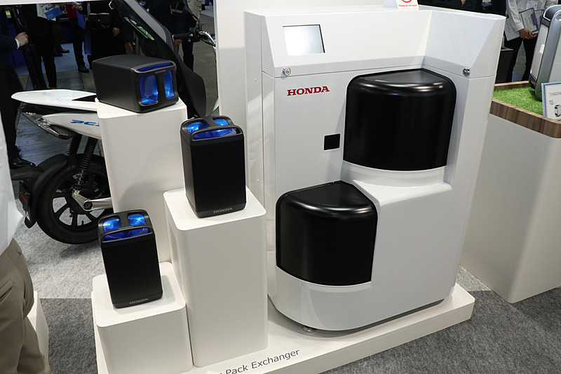 市街地に設置して、使用済みのモバイルパワーパックを充電済みのモバイルパワーパックと交換する「Honda Mobile Power Pack Exchanger」