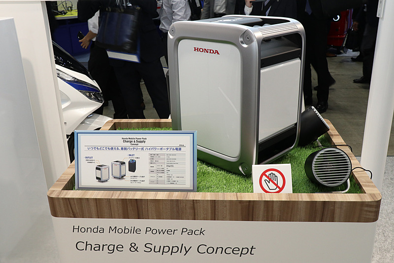 本体下に4個のタイヤを備え、モバイルパワーパックに蓄えた電気をいろいろな場所で使えるようにする「Honda Mobile Power Pack Charge＆Supply Concept」
