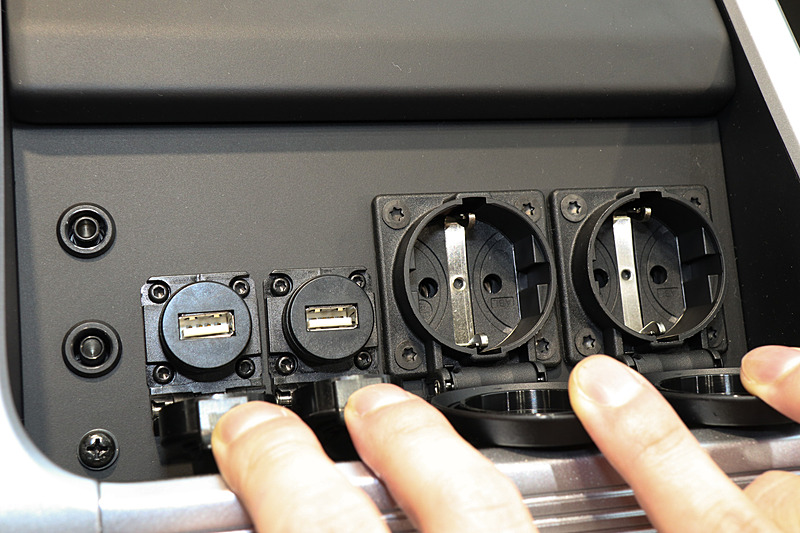 展示品にはUSB端子と欧州などを中心に利用されているコンセントを計4個装着しているが、ボルトオンで交換可能となっている