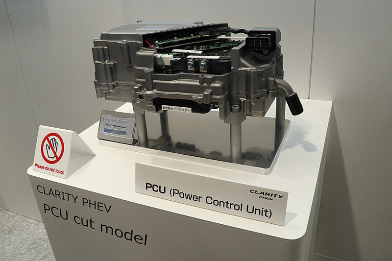 小型化によりエンジンルーム内にレイアウト可能となった「PCU（パワーコントロールユニット）」