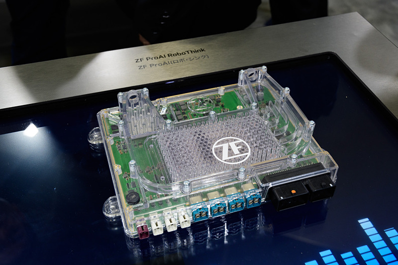 レベル5向けAIユニットZF ProAI RoboThink。垂直方向にスタックして計算量を拡張できる