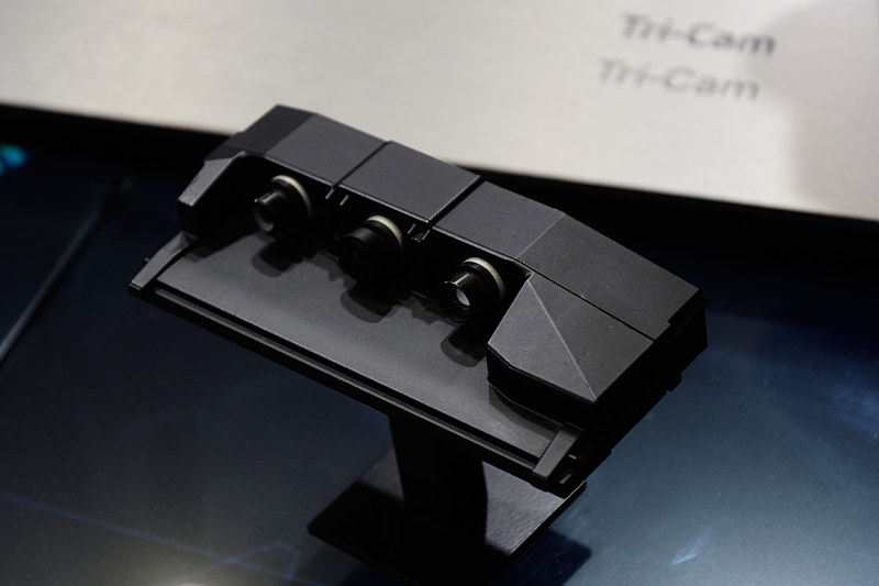ZFが展示した3眼カメラの「Tri-Cam（トライカム）」。BMWに採用され、MobileyeのEyeQ4と組み合わせてシステムを構成している