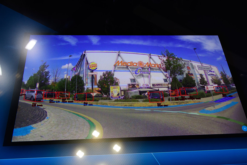 Tri-Camの認識映像もブースで見ることができる。3眼それぞれの映像ではなく、プロセッサで処理され、ゾーニングされた映像