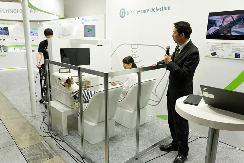 インテリア・コクーンの安全系の1システム「幼児置き去り検知システム」をデモ