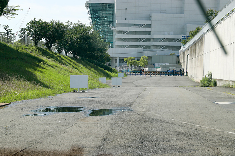 自動運転バスは変化の少ない風景が苦手なため、建造物に見立てたパネルを設置
